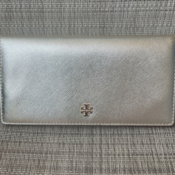 Tory Burch Handbags - Tory Burch Emerson slim wristlet envelope in white gold
